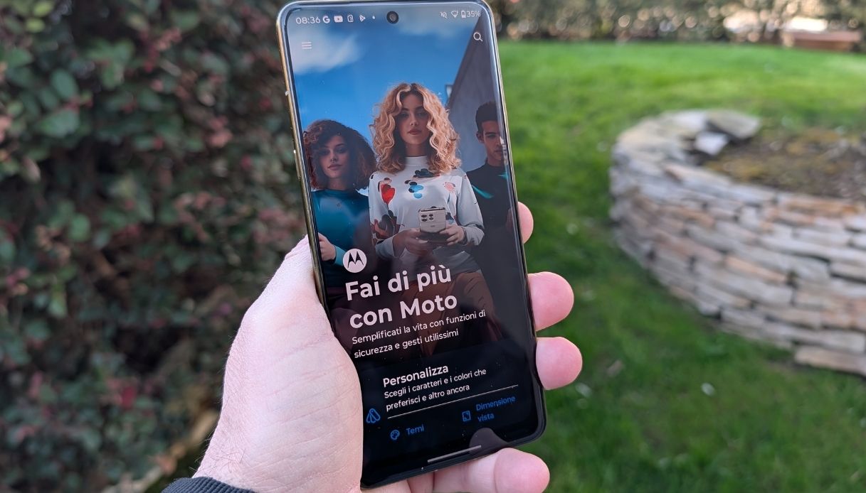 Motorola Signature con schermata Moto in primo piano e display luminoso all'aperto