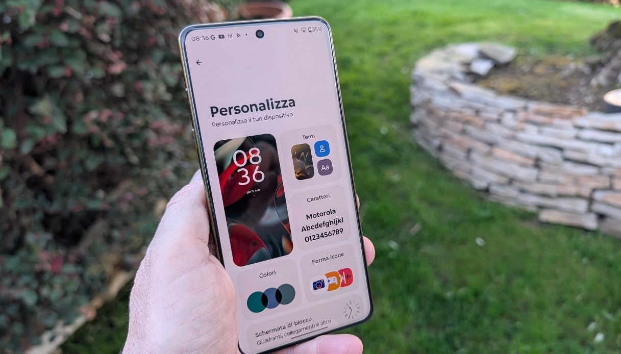 Schermata di personalizzazione Hello UI su Motorola Signature con opzioni temi e caratteri