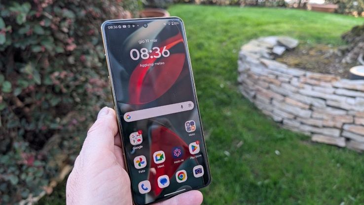 Schermata home del Motorola Signature con Android 16 e app Google in primo piano
