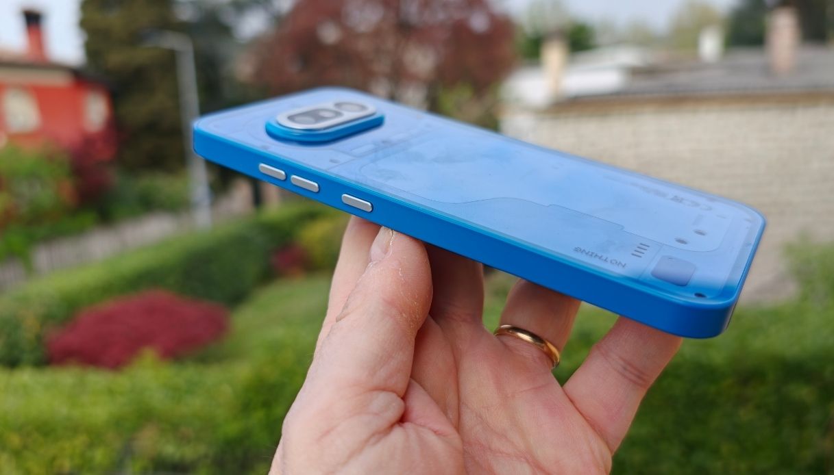 Nothing Phone 4a tasti laterali modulo fotocamera azzurro