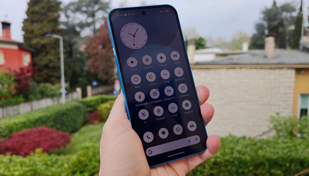 Nothing Phone 4a home screen Nothing OS 4.1 widget orologio