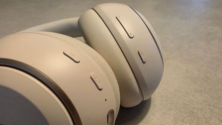 Un particolare dei comandi fisici di Soundcore Space 2
