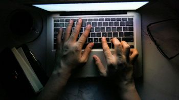 Uomo che usa il pc al buio