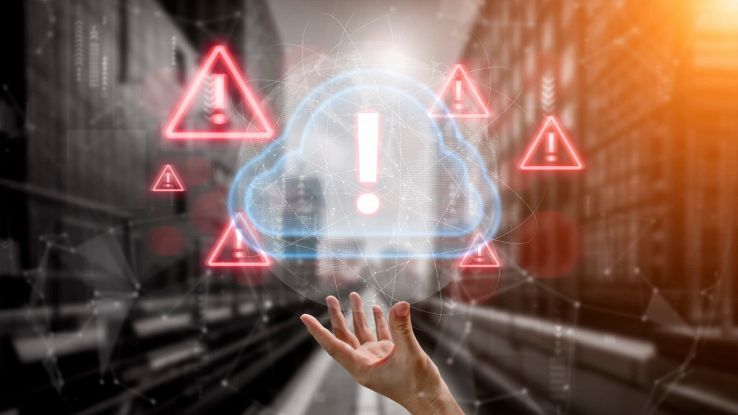 Simboli di allerta cloud e mano