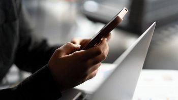 Una persona invia messaggi