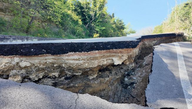 Strada spaccata per la frana in Molise