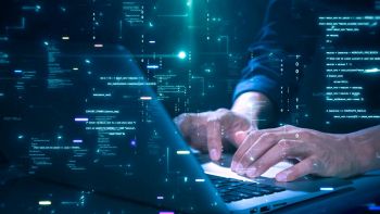 Una persona naviga online al pc