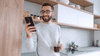 Una persona e la smart home