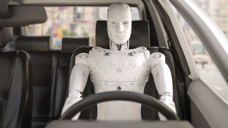 Abitacolo auto con robot alla guida