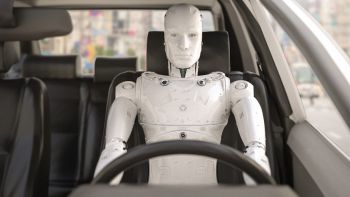 Abitacolo auto con robot alla guida