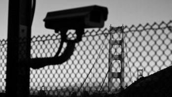 Silhouette telecamera sorveglianza rete e ponte sullo sfondo