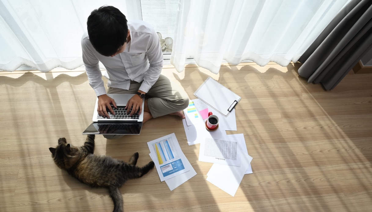 https://wips.plug.it/cips/tecnologia/cms/2026/04/smart-worker-con-fogli-sul-pavimento-laptop-e-gatto.jpg