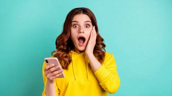 Una donna con uno smartphone