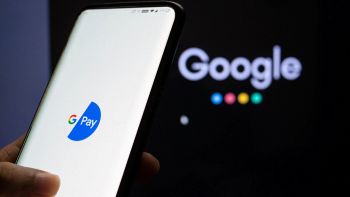 Logo Google su schermo smartphone e sfondo