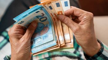 Un persona conta i soldi