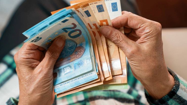 Un persona conta i soldi