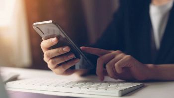 Un utente usa lo smartphone