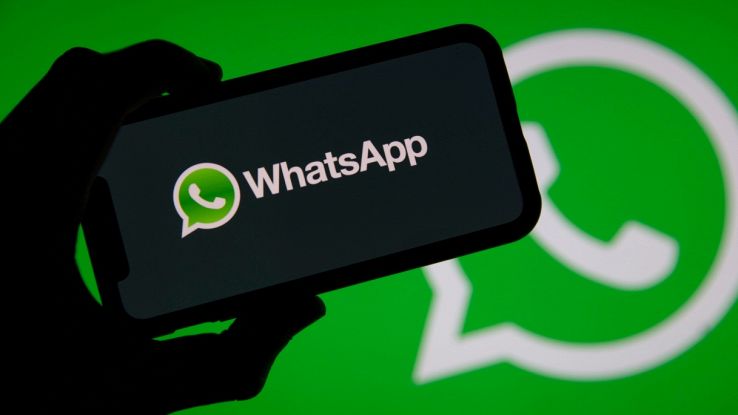 Scritta WhatsApp su smartphone sfondo verde