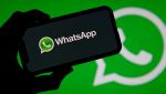 Scritta WhatsApp su smartphone sfondo verde