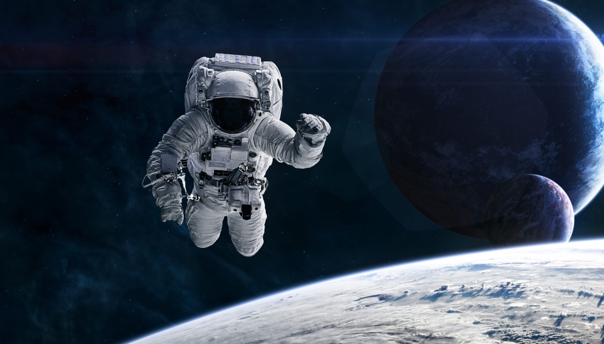 https://wips.plug.it/cips/tecnologia/cms/2026/05/astronauta-in-orbita.jpg