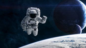 Spazio con astronauta in orbita