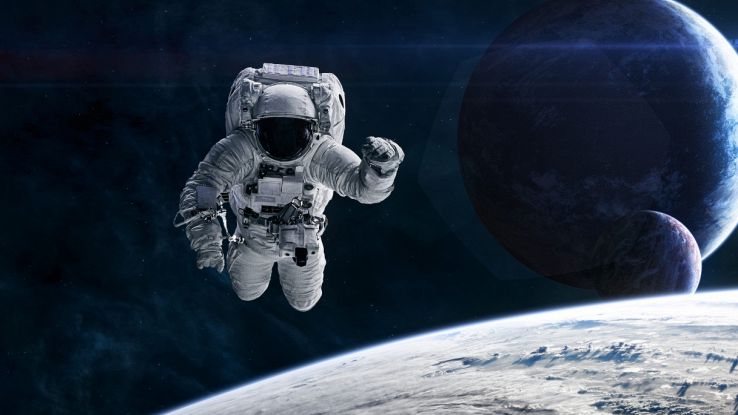 Spazio con astronauta in orbita