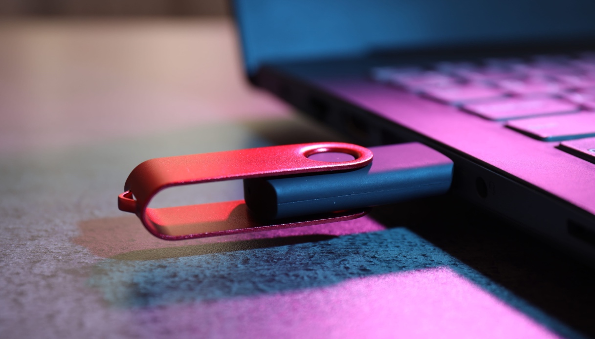https://wips.plug.it/cips/tecnologia/cms/2026/05/chiavetta-usb-rossa-inserita-laptop.jpg