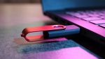 Laptop con chiavetta USB inserita