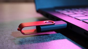 Laptop con chiavetta USB inserita