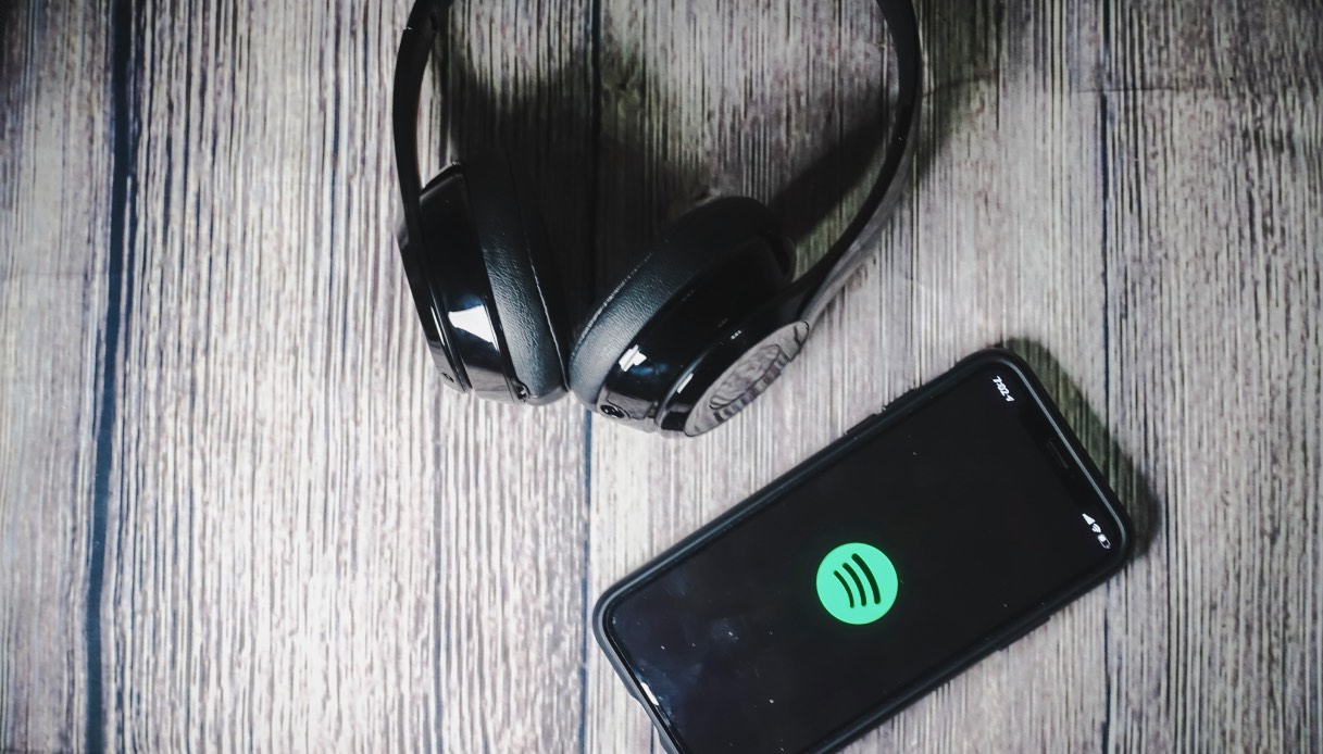 https://wips.plug.it/cips/tecnologia/cms/2026/05/cuffie-e-smartphone-con-spotify.jpg