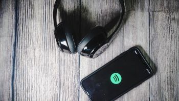 Spotify su schermo smartphone e cuffie