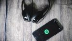 Spotify su schermo smartphone e cuffie