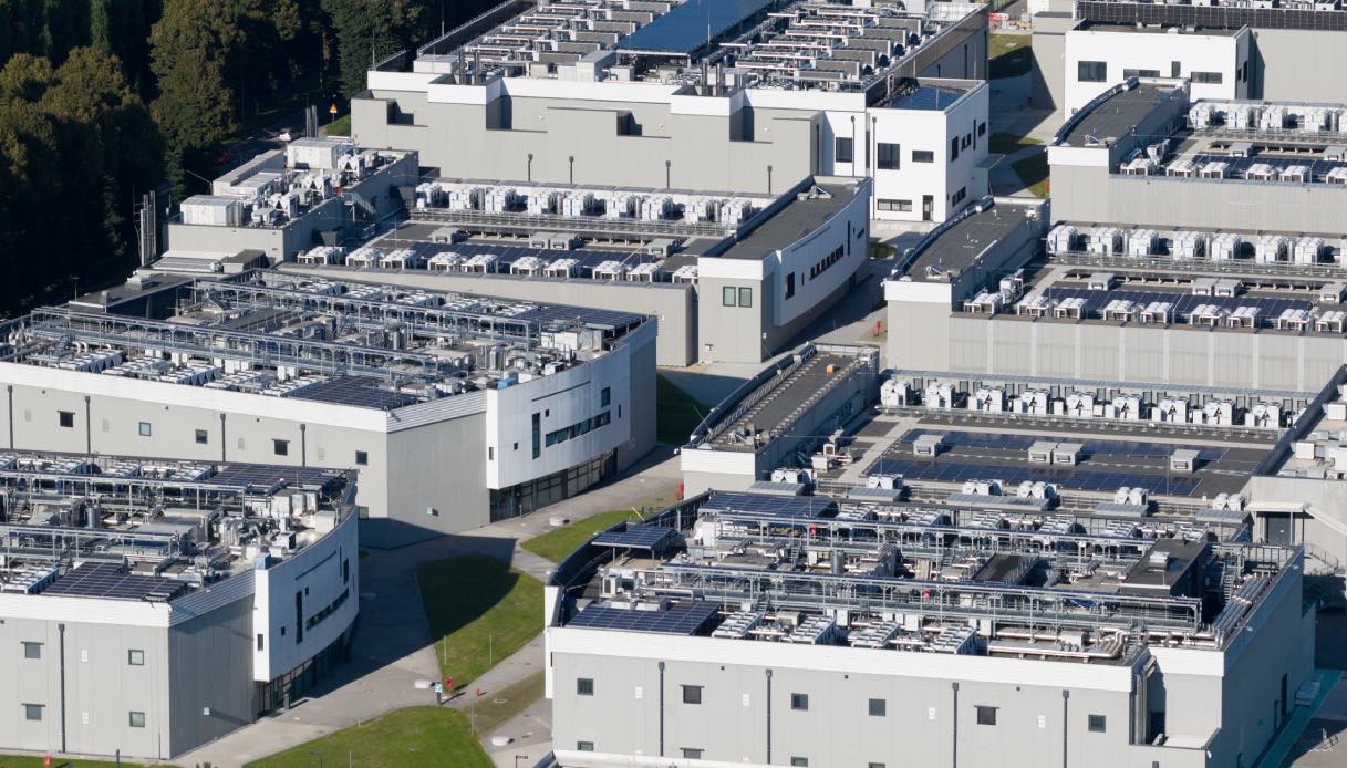 https://wips.plug.it/cips/tecnologia/cms/2026/05/data-center-visto-dall-alto.jpg