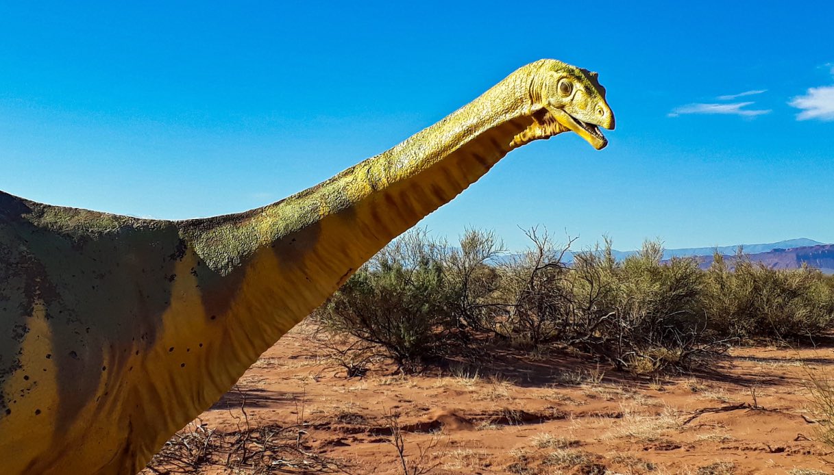 https://wips.plug.it/cips/tecnologia/cms/2026/05/dinosauro-collo-lungo.jpg