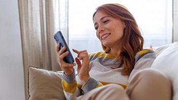 Una donna con lo smartphone