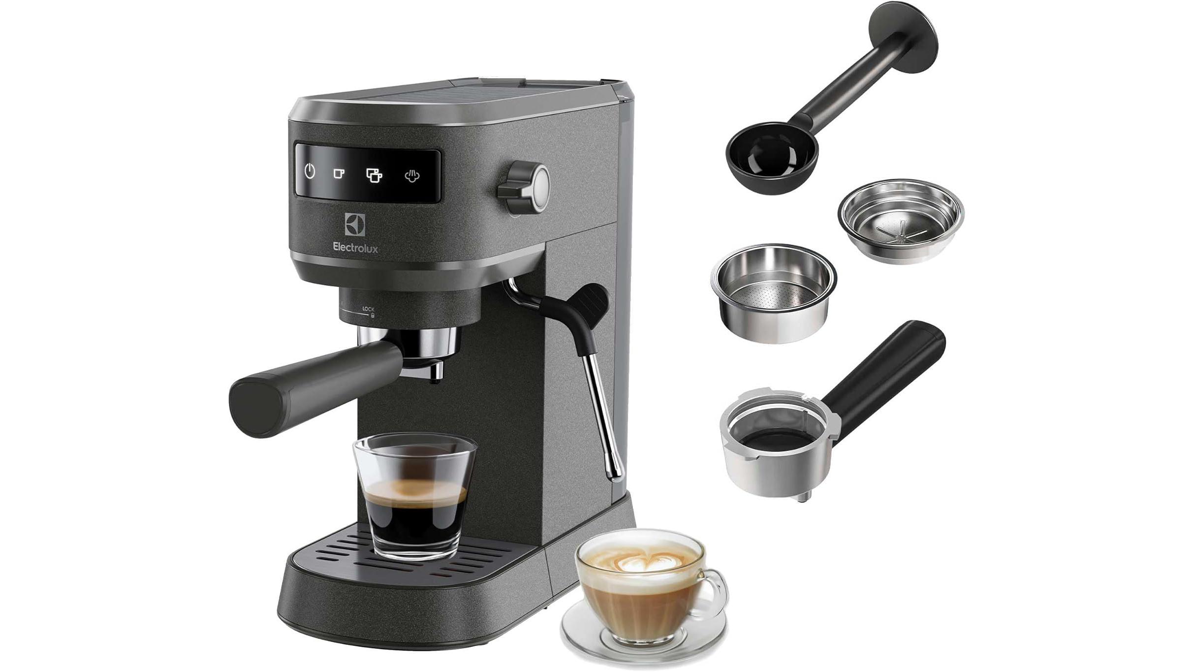 https://wips.plug.it/cips/tecnologia/cms/2026/05/electrolux-explore-6-macchina-espresso-nera.jpg