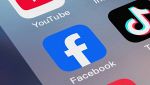 L'icona di Facebook in uno smartphone