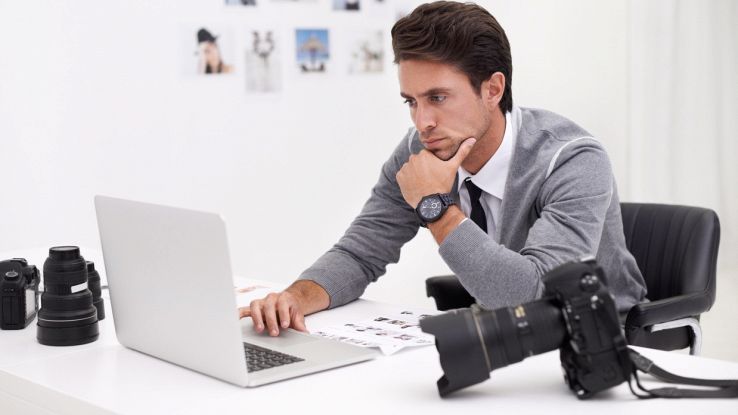 Un fotografo davanti a un PC