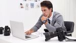Un fotografo davanti a un PC