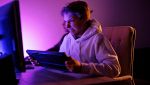 Una persona furiosa al PC