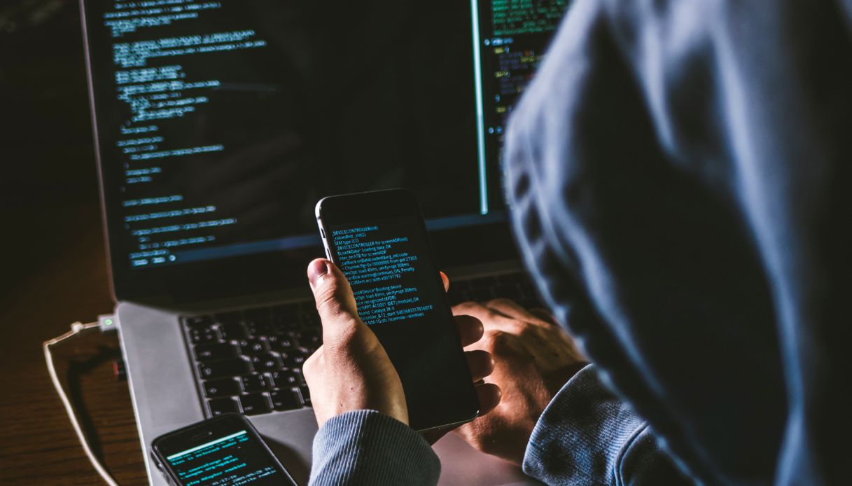 https://wips.plug.it/cips/tecnologia/cms/2026/05/hacker-google.jpg