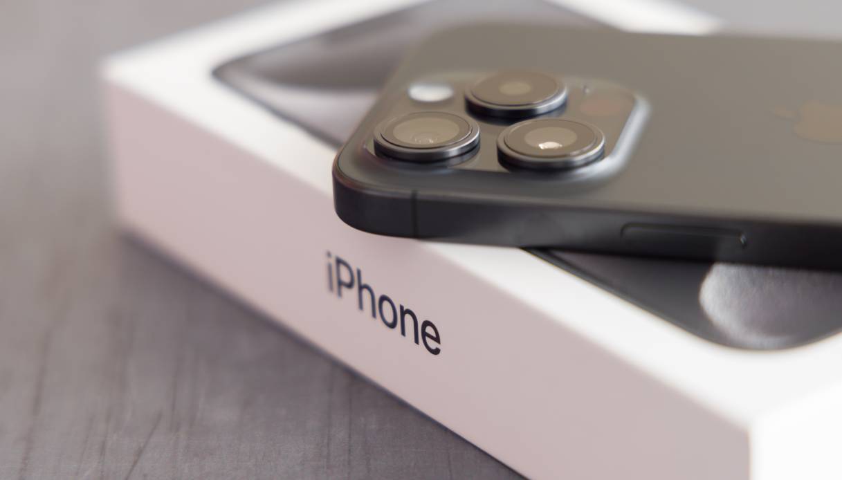 https://wips.plug.it/cips/tecnologia/cms/2026/05/iphone-1.jpg