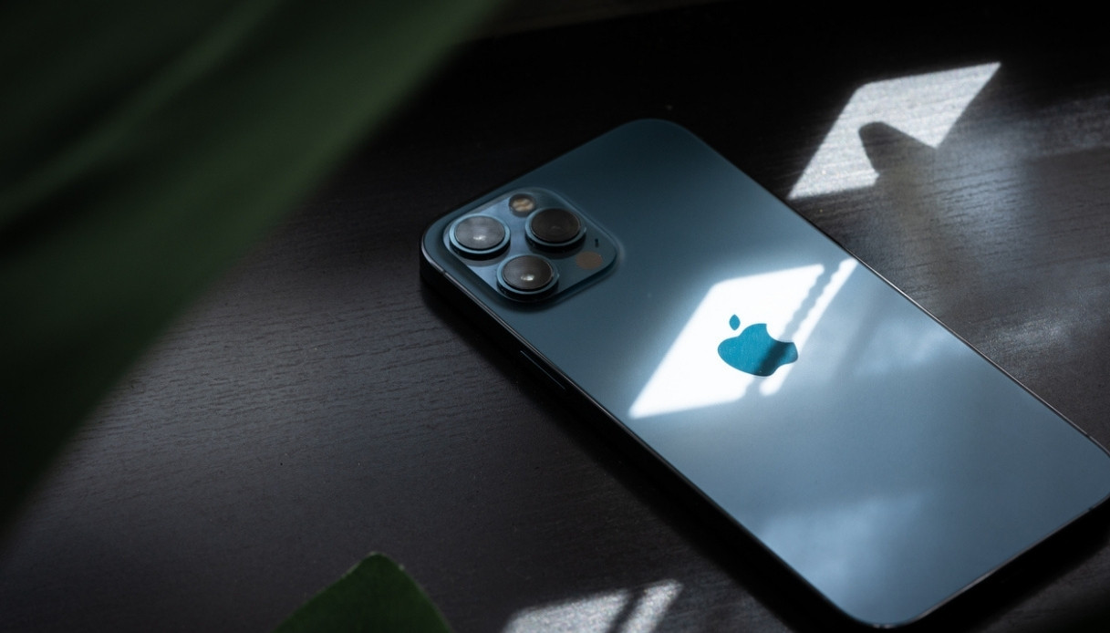 https://wips.plug.it/cips/tecnologia/cms/2026/05/iphone-2027-come-sara.jpg