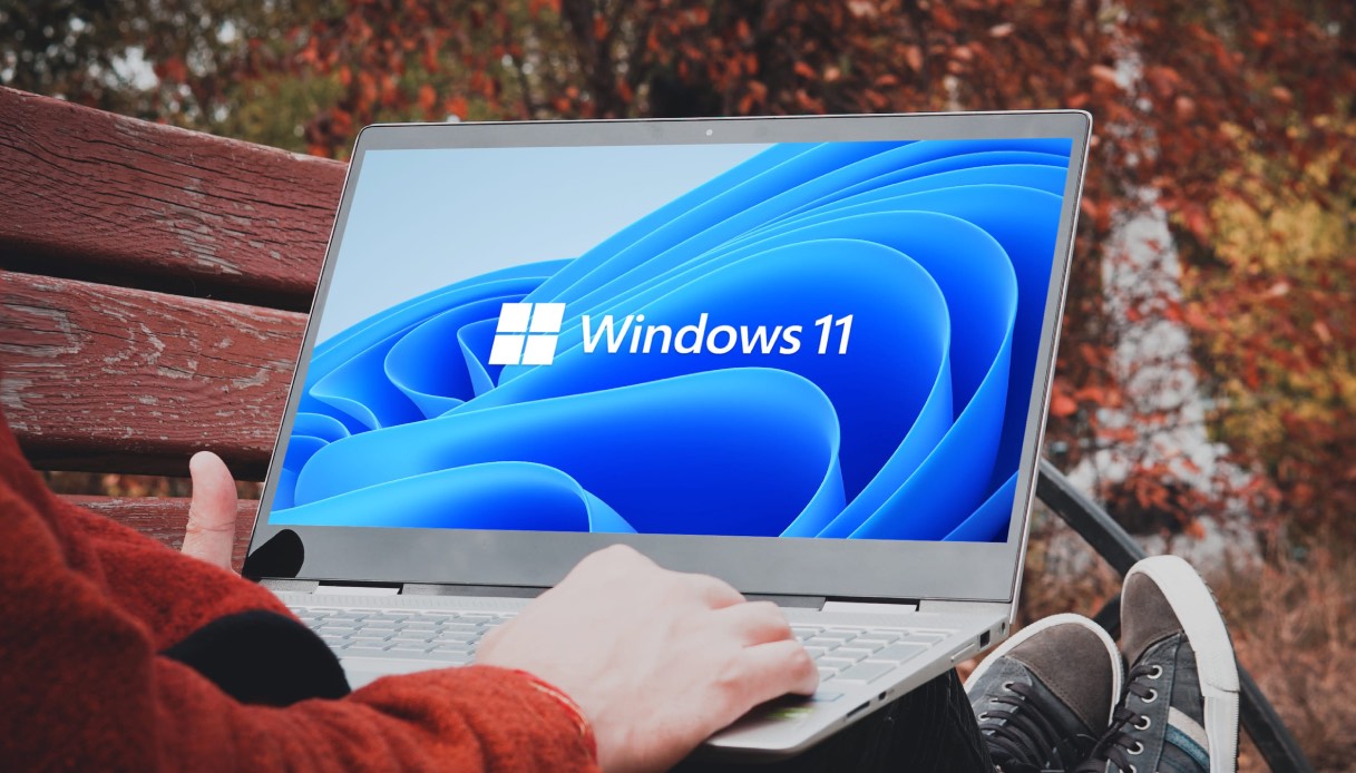 https://wips.plug.it/cips/tecnologia/cms/2026/05/laptop-con-windows-11.jpg
