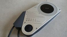 Aulumu M10 power bank visto dal retro con cavo USB-C usato come laccio da polso