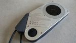 Aulumu M10 power bank visto dal retro con cavo USB-C usato come laccio da polso