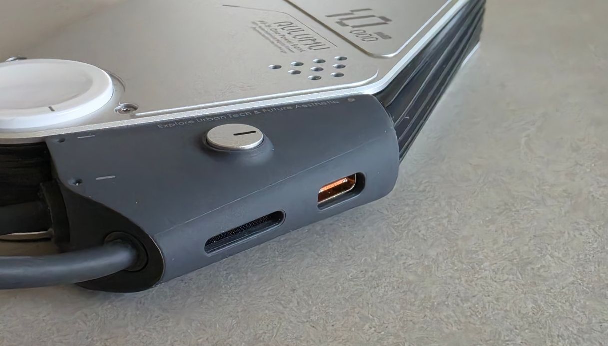 Porta USB-C e tasto di accensione dell'Aulumu M10