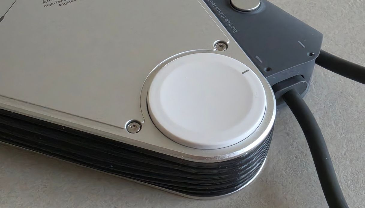 Pad di ricarica Apple Watch dell'Aulumu M10 in primo piano