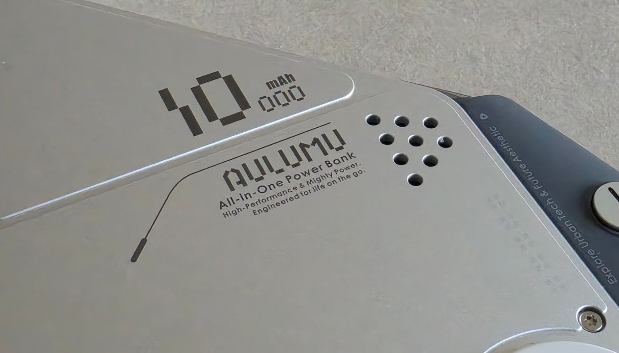 Pannello superiore Aulumu M10 con logo e capacità 10000 mAh incisi