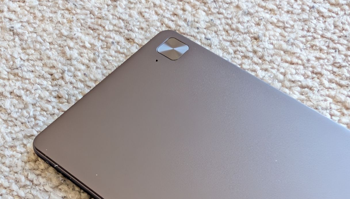 Dettaglio angolo superiore di Honor Choice AI Note con pulsante di registrazione e microfono a conduzione ossea